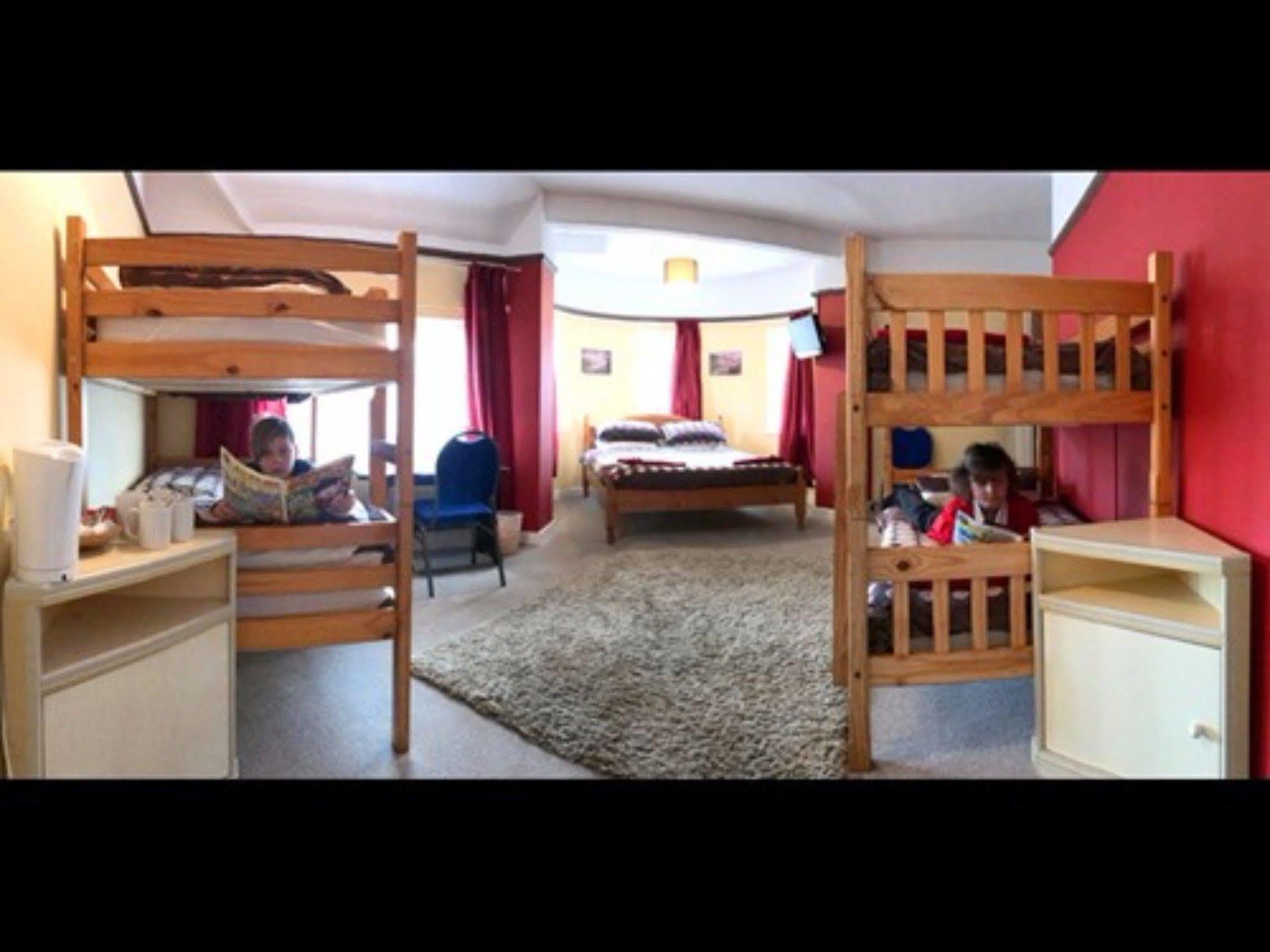 ويموث The Old Castle Hotel المظهر الخارجي الصورة